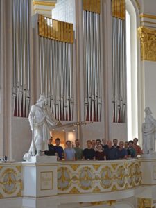Teilnehmer*innen vor Orgel in Wieblingen